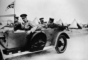 Generál Sir John Maxwell, velitel egyptských jednotek, projížděl jedním z táborů, 1915 od Unbekannt