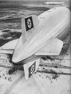 Německá vzducholoď Zeppelin Hindenburg kotvící v Lakehurst, New Jersey, c1936 c1937 od Unbekannt