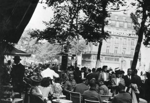 Němečtí armádní důstojníci odpočívající před Cafe de la Paix, Paříž, červen 1940 od Unbekannt