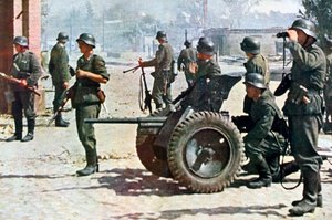 Němečtí pěšáci s lehkým polním dělostřelectvem, Rusko, 1943 od Unbekannt