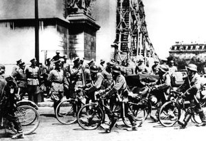 Němečtí vojáci pochodující kolem Arc de Triomphe, Paříž, 14. června 1940 od Unbekannt