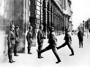 Němečtí vojáci na stráži před hotelem Crillon, Paříž, 7. října 1940 od Unbekannt