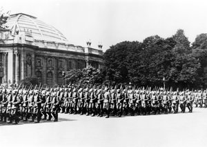 Německé jednotky defilující před německým velitelem Paříže, 8. července 1941 od Unbekannt