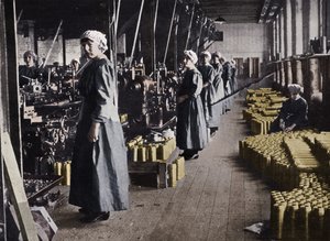 Dělnice v muniční továrně, 1915 od Unbekannt