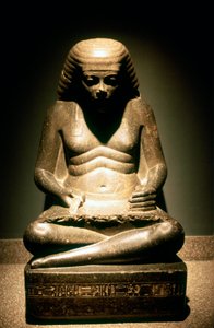 Žulová socha sedícího staroegyptského písaře, z Karnaku, 1718. dynastie, kolem 1500 př.n.l. od Unbekannt