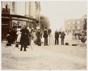 "Skupina fotografů fotografujících na ulici" od Unbekannt
