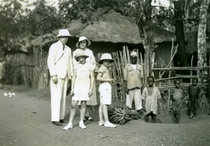 Skupinový portrét Evropanů a místních obyvatel, Sierra Leone, 20. století od Unbekannt