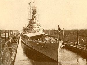 H.M.S. Renomé proplouvající Panamským průplavem s vévodou a vévodkyní z Yorku na palubě, c1930 od Unbekannt