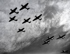 Hawker Hurricanes letící ve formaci, bitva o Británii, druhá světová válka, 1940 od Unbekannt