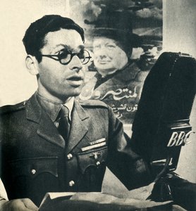 Čte zprávy v marocké arabštině. Člen bojující francouzské armády, 1942. od Unbekannt
