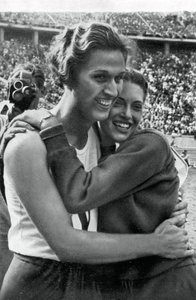 Helen Stephens a Alice Arden, američtí atleti, olympijské hry v Berlíně, 1936 od Unbekannt