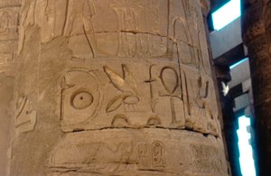 Hieroglyfy vytesané na sloupu v chrámu v Karnaku, Egypt, c14.–13. století před naším letopočtem od Unbekannt