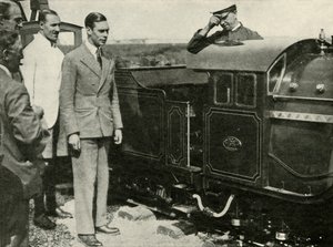 Jeho Veličenstvo Inspecting The Miniature Railway v New Romney, Kent, 1926, 1937. od Unbekannt