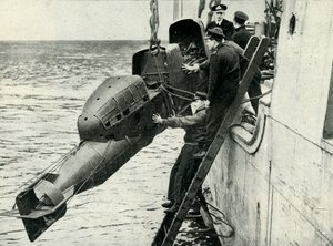 Zvednutí torpéda s posádkou Chariot na palubu lodi, druhá světová válka, 1945. od Unbekannt