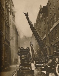 Jak se londýnský hasičský sbor dostává do rukou svého nepřítele, c1935. od Unbekannt