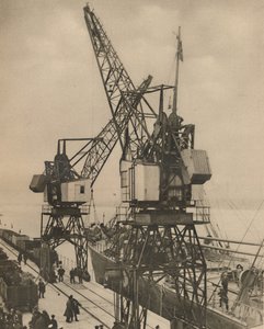 Obrovské mobilní jeřáby v Tilbury Swing the Cargo from Vessels Hold, c1935. od Unbekannt