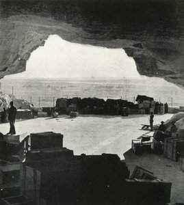 V jeskyních byly v letech 1942-1943, 1945, vyrobeny obrovské obchody a opravny odolné proti bombám. od Unbekannt