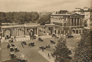Hyde Park Corner s trojitým obloukem vedoucím do Royal Park Showing Apsley House, c1935. od Unbekannt