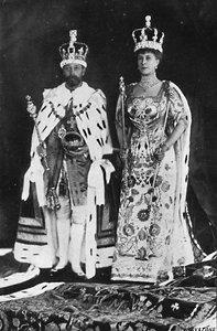 Na jaře 1910 zemřel král Edward VII., v březnu 1911 byl korunován král Jiří V., 1911, 1945 od Unbekannt