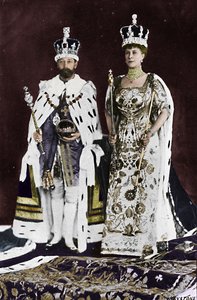 Na jaře 1910 zemřel král Edward VII., v březnu 1911 byl korunován král Jiří V., 1911, 1945 od Unbekannt