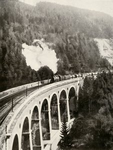 V údolí Semmering v Rakousku. Dobrý vlak projíždějící zakřiveným Gamperlským viaduktem, 1935-36. od Unbekannt