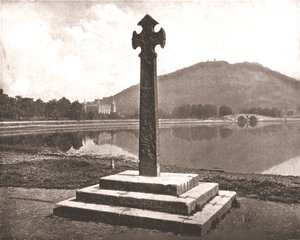 Hrad Inveraray a keltský kříž, Argyll, Skotsko, 1894. od Unbekannt