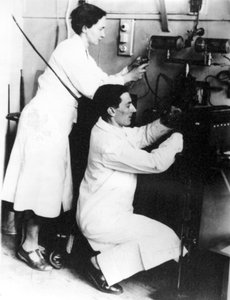 Irene Joliot-Curie a Frederic Joliot, francouzští fyzici, c 1935 od Unbekannt