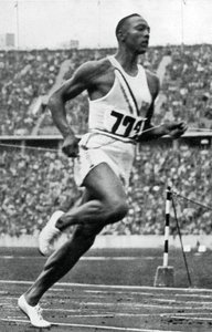 Jesse Owens na konci běhu na 100 m na olympijských hrách v Berlíně v roce 1936 od Unbekannt