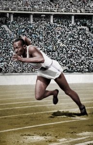 Jesse Owens na startu běhu na 200 metrů na olympijských hrách v Berlíně v roce 1936 od Unbekannt