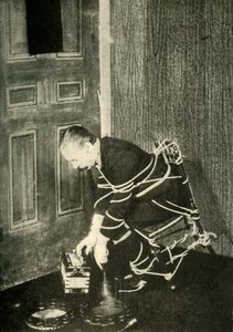 John Nevil Maskelyne provádí iluzi duchovní kabinetu, c1910. od Unbekannt