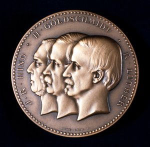 John Russell Hind, Hermann Goldschmidt a Robert Luther, astronomové, c1900 od Unbekannt