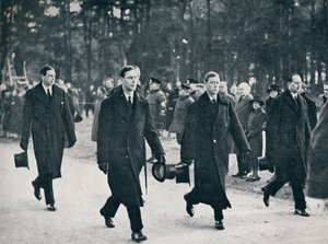 Král Edward VIII a jeho tři bratři následují lafetu, 1936 od Unbekannt