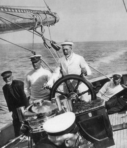 Král Jiří V. u kormidla své jachty Britannia, 30. léta 20. století od Unbekannt