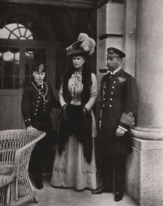 Král George a královna Mary se svým synem princem Edwardem, květen 1910. od Unbekannt