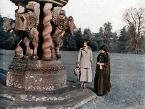 Lady Elizabeth Bowes-Lyon a hraběnka ze Strathmore, Glamis Castle, Skotsko, 1923 od Unbekannt
