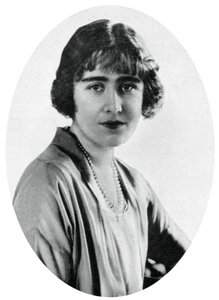 Lady Elizabeth Bowes-Lyon v roce 1923, 1937 od Unbekannt