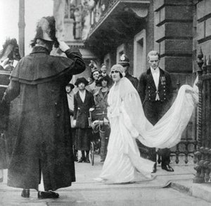 Lady Elizabeth Bowes-Lyon na cestě ke svatbě ve Westminsterském opatství, 26. dubna 1923, 1937 od Unbekannt