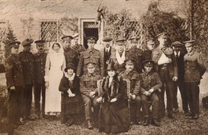 Lady Elizabeth s hraběnkou ze Strathmore a zotavujícími se zraněnými vojáky, 1916 od Unbekannt