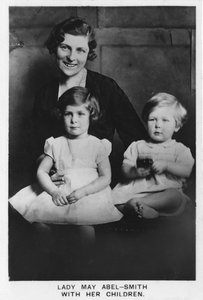 Lady May Abel-Smith se svými dětmi, 1937 od Unbekannt