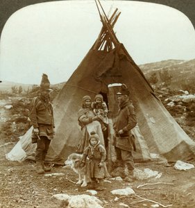 Laponská rodina a saňový pes - mimo své letní sídlo - na kopci v Norsku, c1905. od Unbekannt