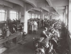 Zpracování čoček v továrně optické mechanické asociace v Petersburgu, 1916 od Unbekannt