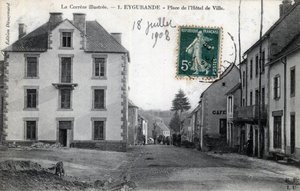 Limousin, Correze (19), Eygurande: pohled na Place de l