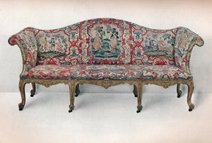 Dlouhá čalouněná pohovka: Hadovitý tvar, vyřezávaná a zlacená, c1750 od Unbekannt