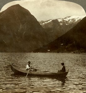 Pohled přes Essefjord od Tjugumu po ledem pokrytý Kjeipen, Norsko, c1905. od Unbekannt