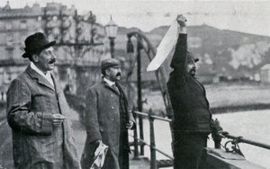 Louis Blériot na molu v Doveru po jeho letu přes Lamanšský průliv, 25. července 1909 od Unbekannt