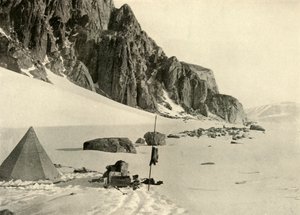 Lower Glacier Depot. Obchody byly pohřbeny ve sněhu, c1908, 1909. od Unbekannt