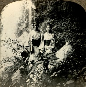 Panny země vycházejícího slunce, pod vodopády Kogijoku..., c1900. . od Unbekannt