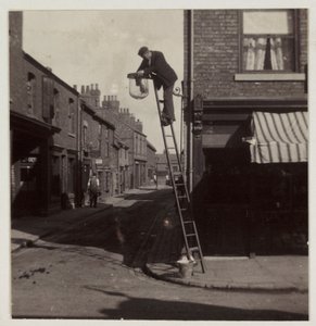 Muž čistící plynové pouliční osvětlení, c 1905 od Unbekannt