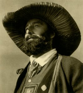 Muž v tradičním kroji, Tyrolsko, Rakousko, c1935. od Unbekannt