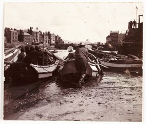 Muž spouští rybářskou loď, Whitby Harbour, c 1901 od Unbekannt